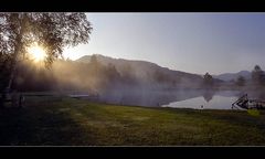 Nebel über dem See im Moor