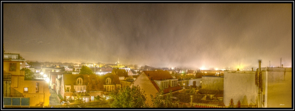 Nebel über den Dächern von Zandvoort