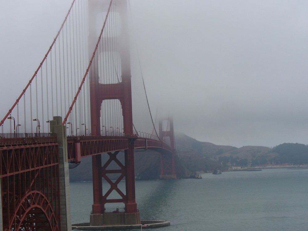 Nebel über der golden gate bridge