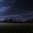 Nebel über der Herbstwiese im Mondschein