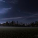 Nebel über der Herbstwiese im Mondschein