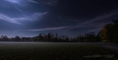 Nebel über der Herbstwiese im Mondschein