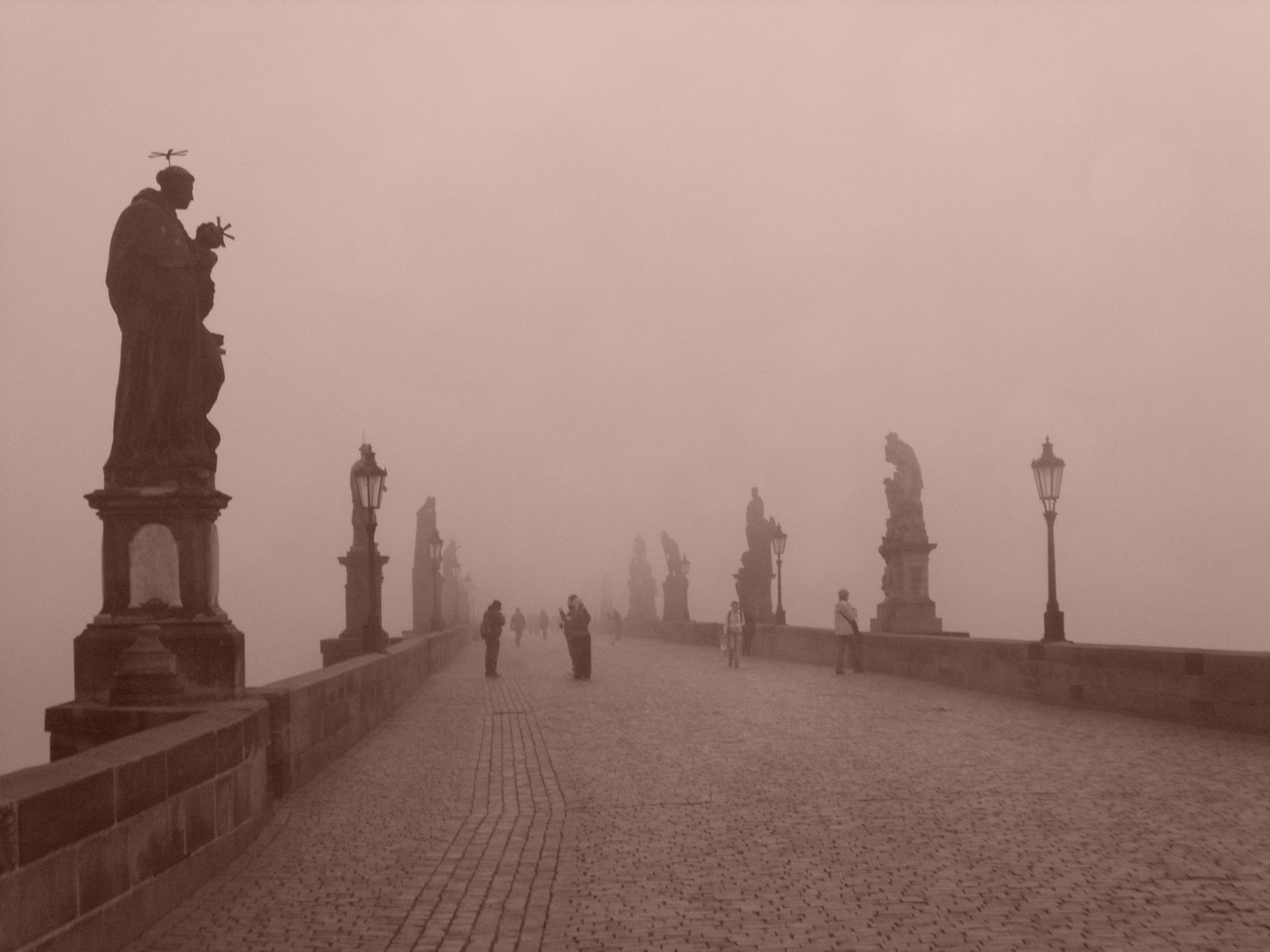 Nebel über der Karlsbrücke