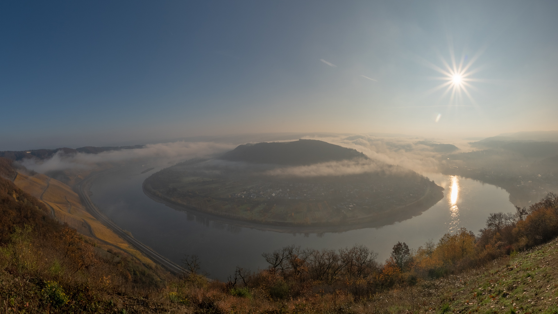 Nebel über der Rheinschleife bei Boppard zum Sonnenaufgang