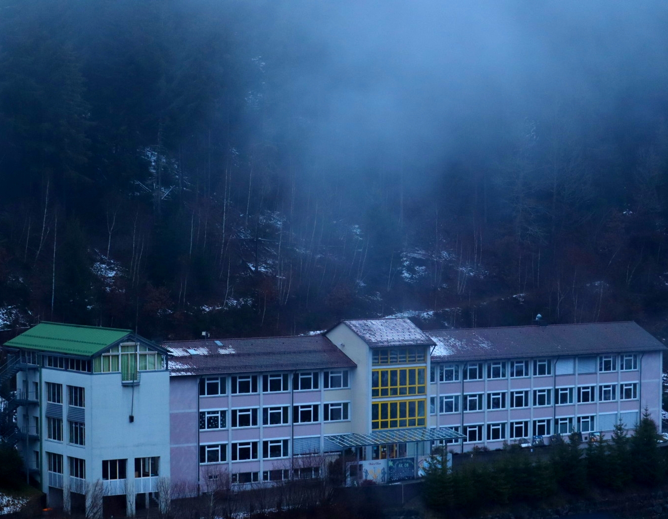 Nebel über der Schule