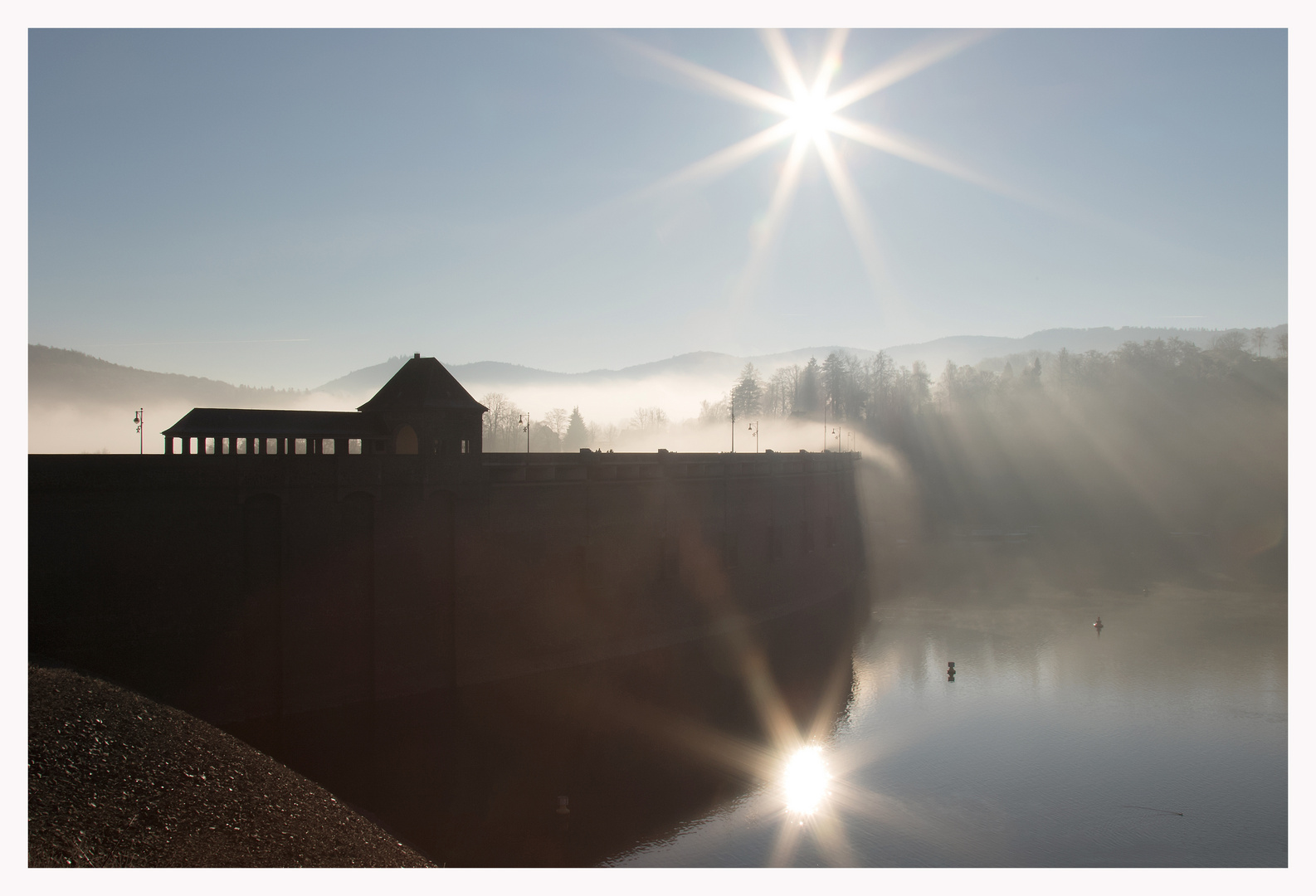 Nebel über der Staumauer