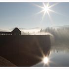 Nebel über der Staumauer