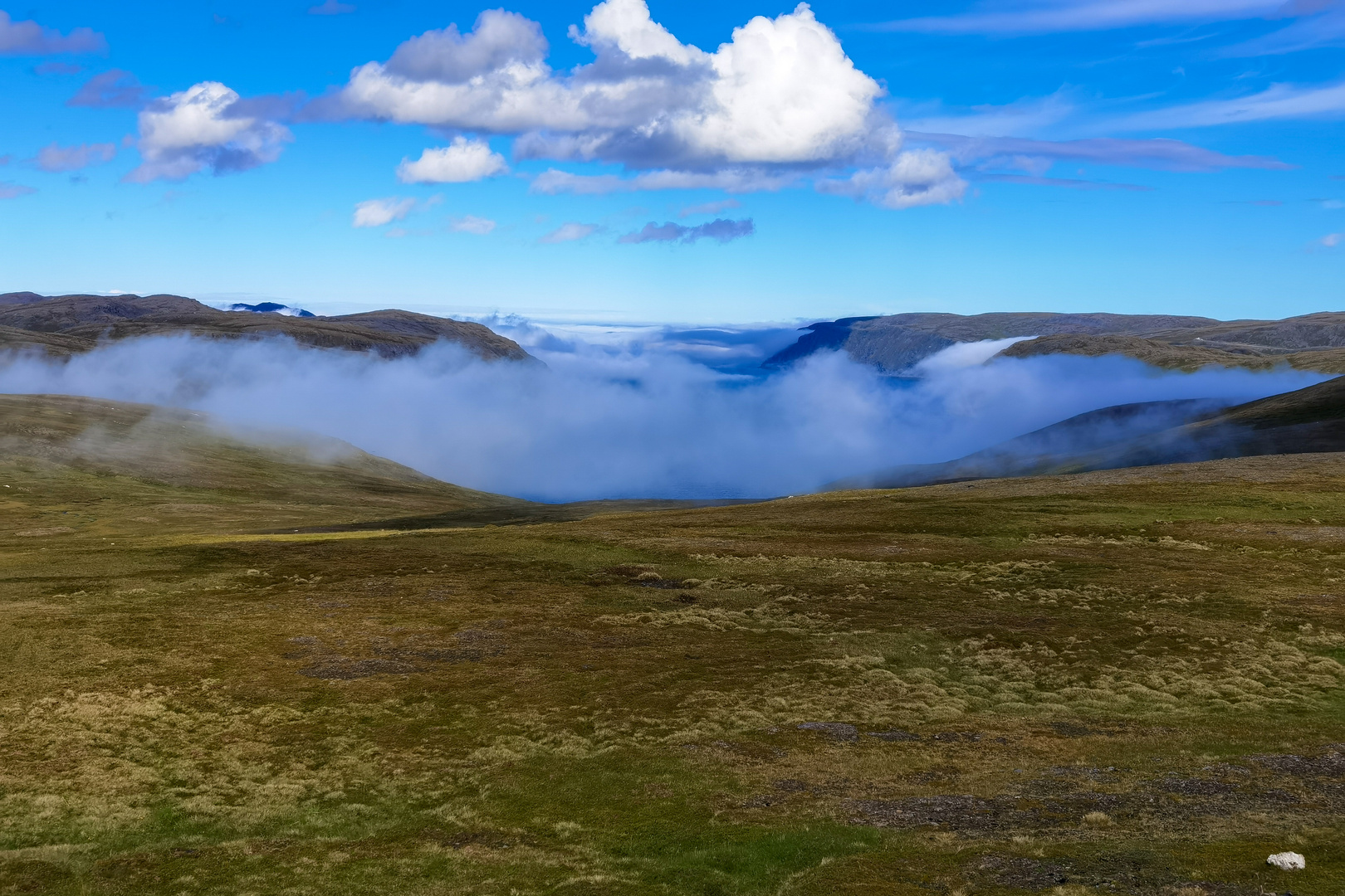 Nebel und blauer Himmel in der Finnmark