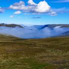 Nebel und blauer Himmel in der Finnmark