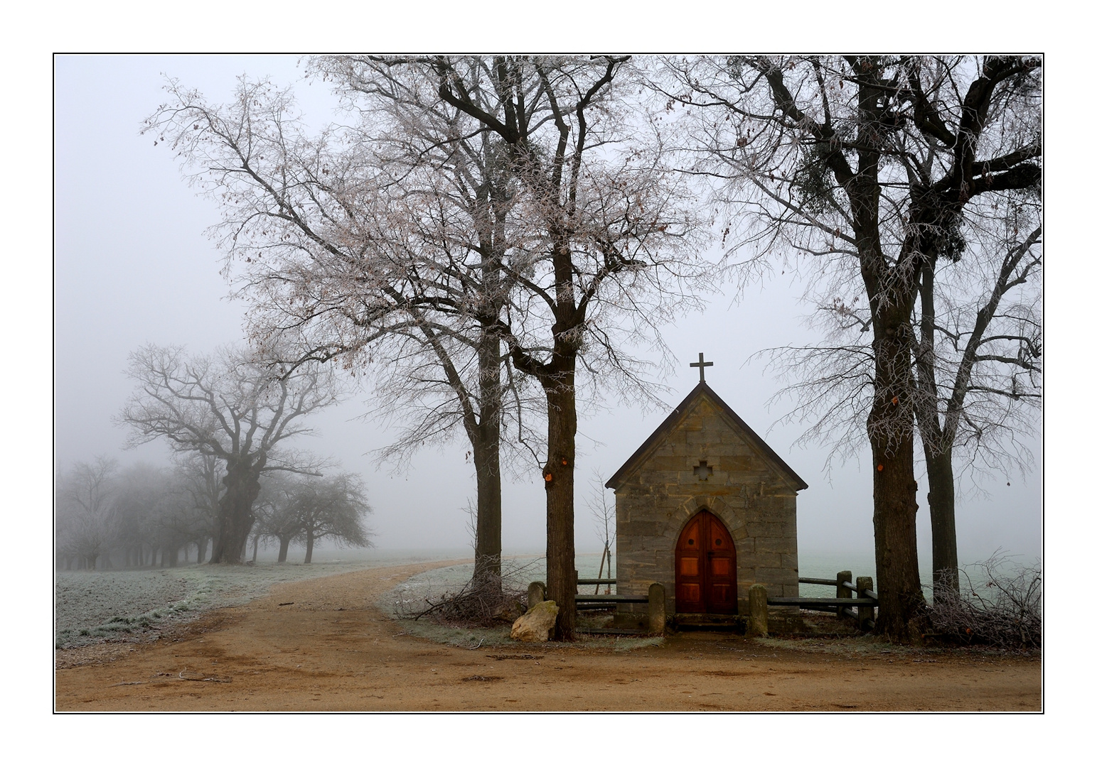 nebel und feld, kapelle