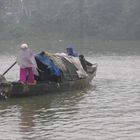 Nebel und Regen über dem Parfümfluss