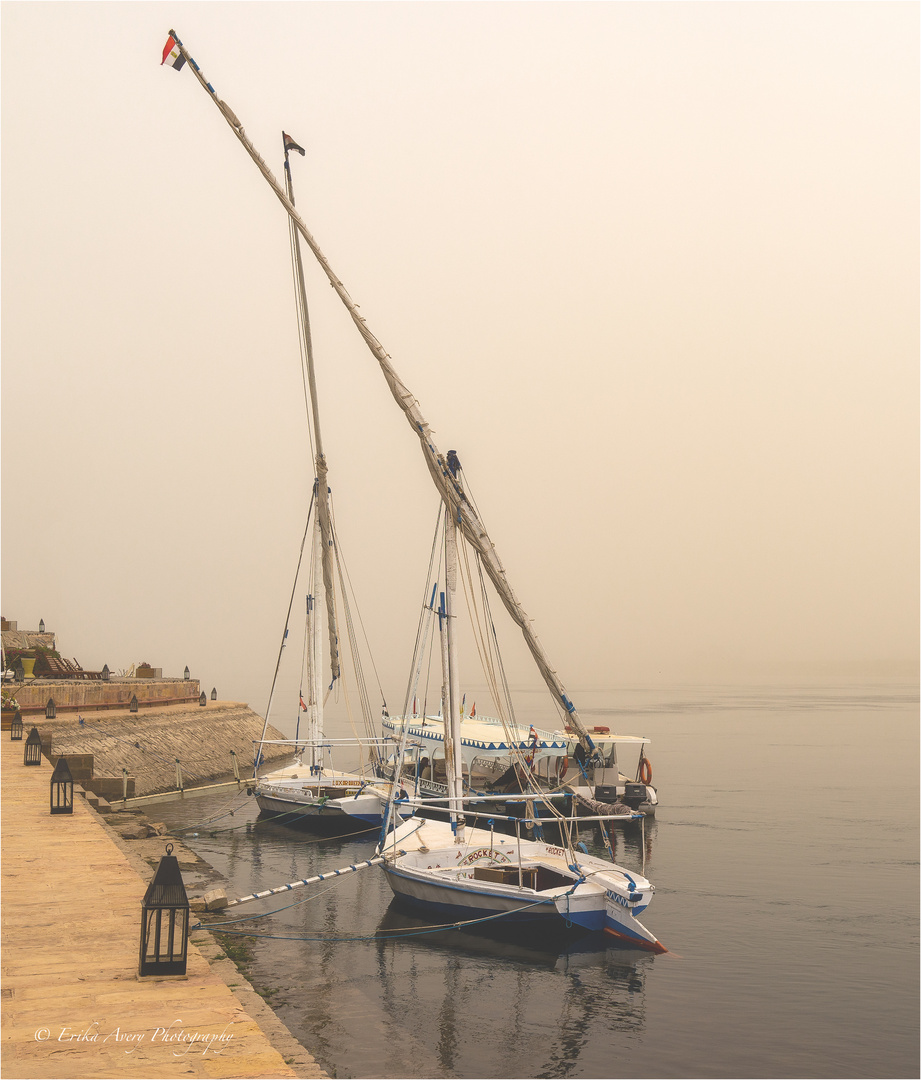 Nebel und Sand über dem Nil