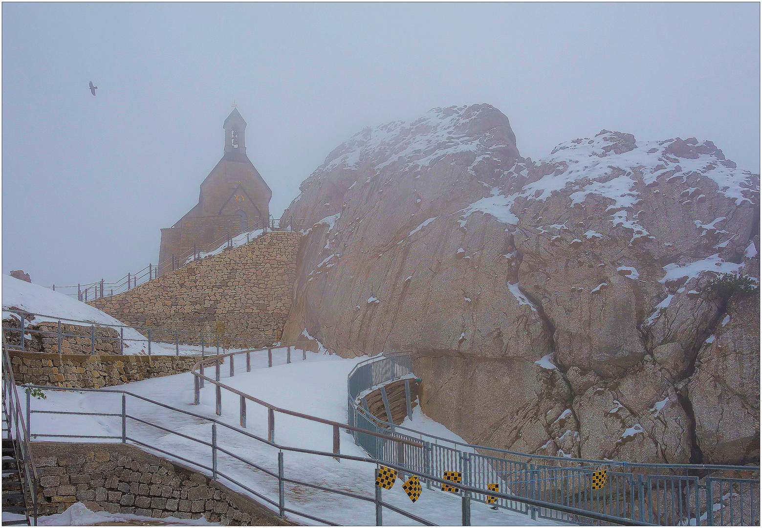 Nebel und Schnee auf der Bergstation