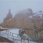 Nebel und Schnee auf der Bergstation