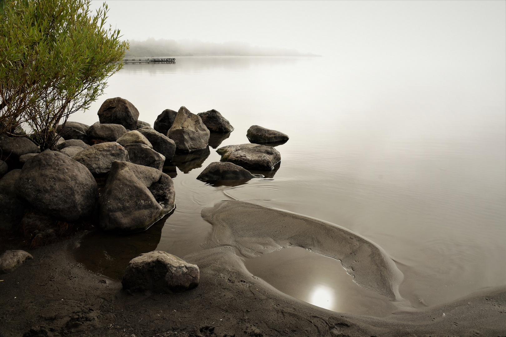 Nebel und Sonne über dem See