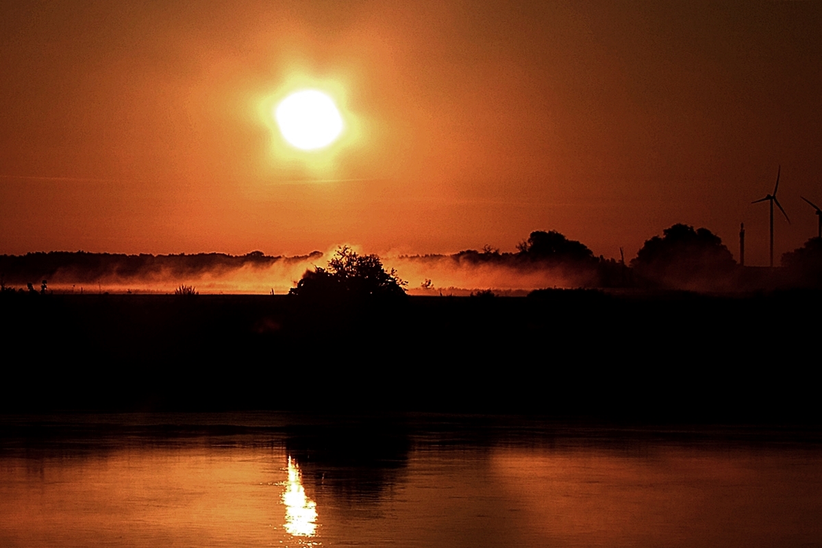 Nebel und Sonnenaufgang an der Tanger