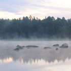 Nebel und Steine am See