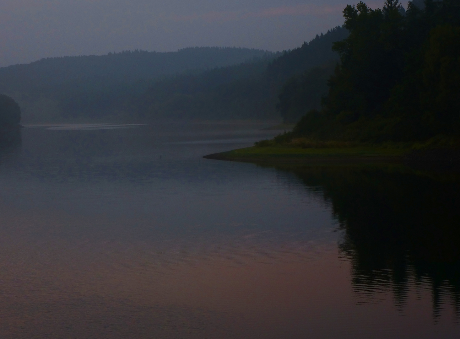 Nebel vor dem Sonnenaufgang an der Talsperre