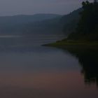 Nebel vor dem Sonnenaufgang an der Talsperre