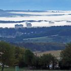 Nebel weiß wie Schnee und darüber blauer Himmel intensiv...