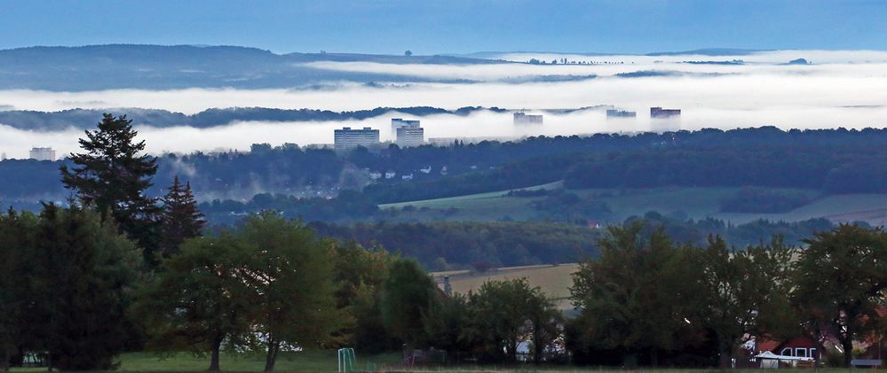 Nebel weiß wie Schnee und darüber blauer Himmel intensiv...