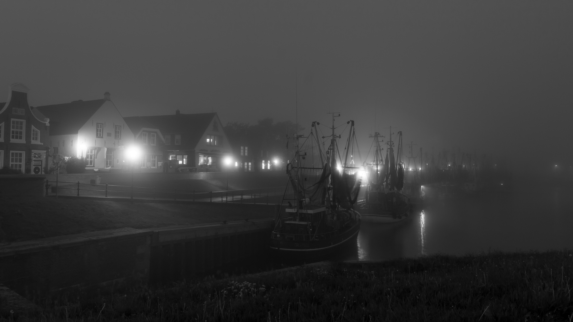 Nebel zieht auf im Hafen von Greetsiel