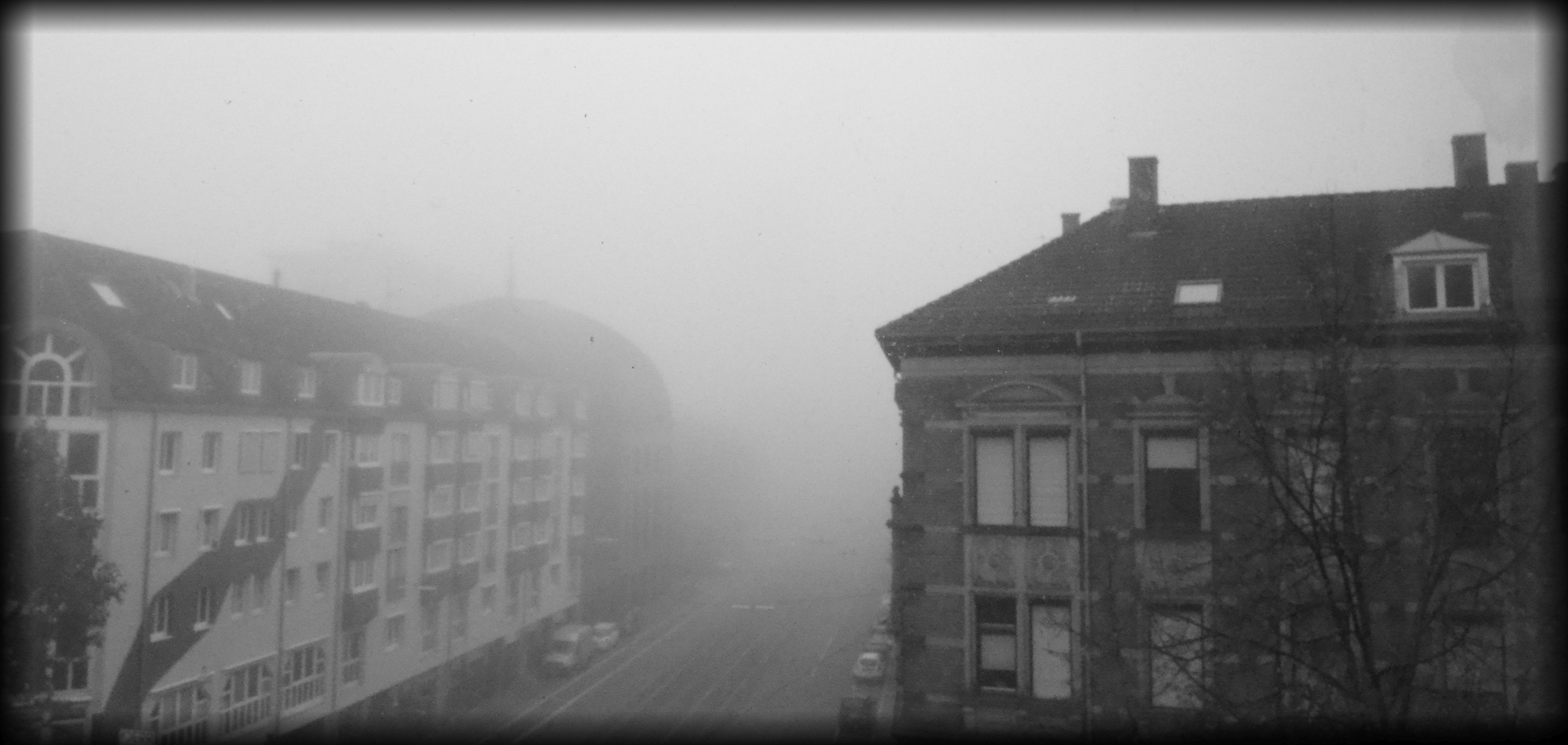 Nebel zieht durch die Straßen