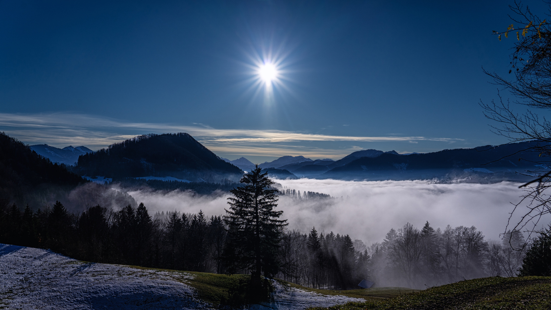 Nebel zieht durch die Täler