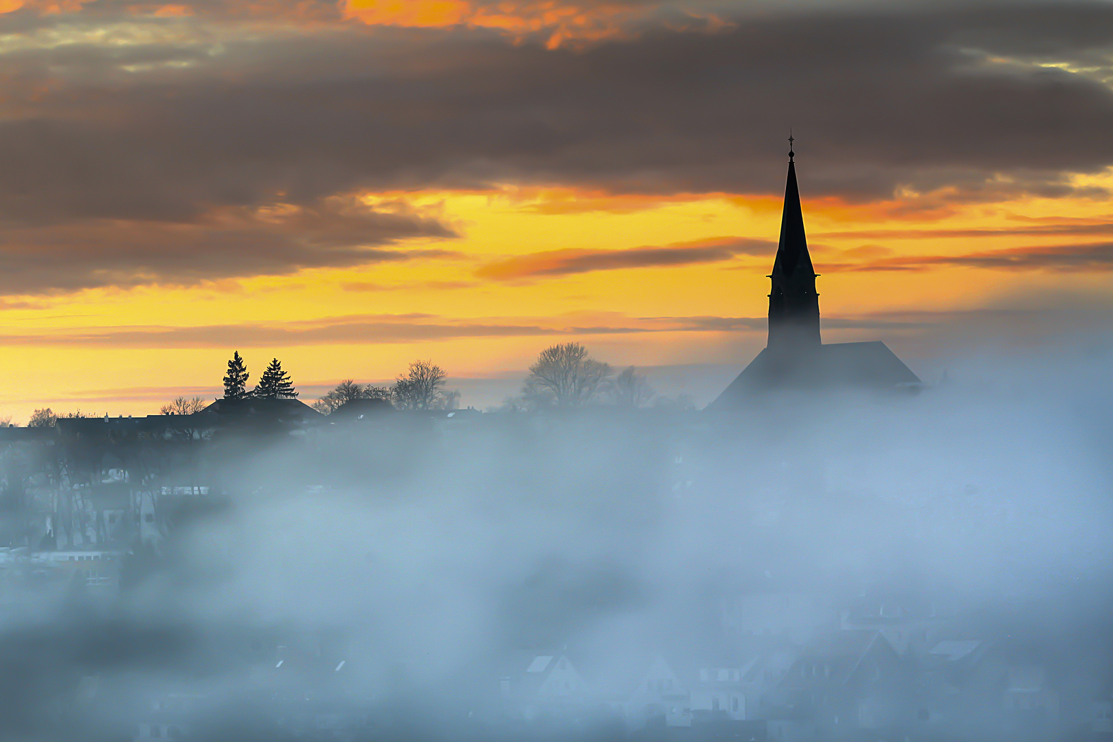 Nebel zieht in die Stadt