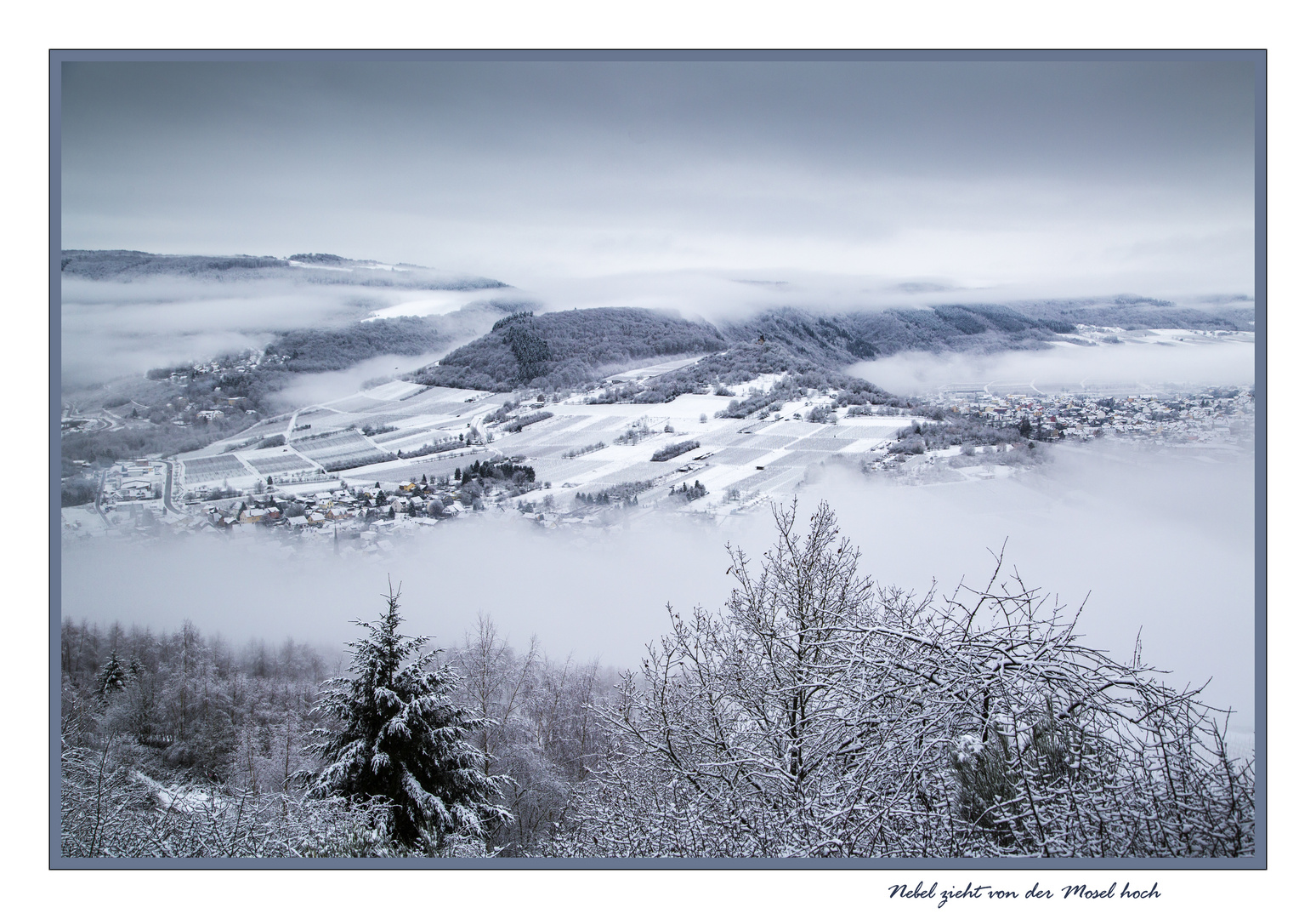 Nebel zieht von der Mosel hoch