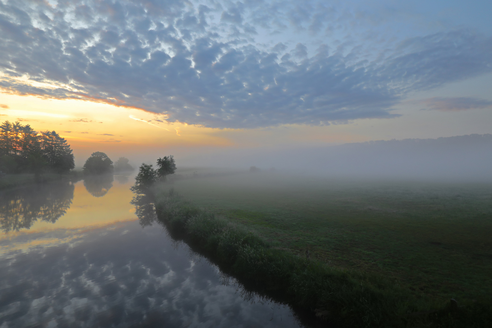 Nebel zwischen dichten Wolken