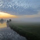 Nebel zwischen dichten Wolken