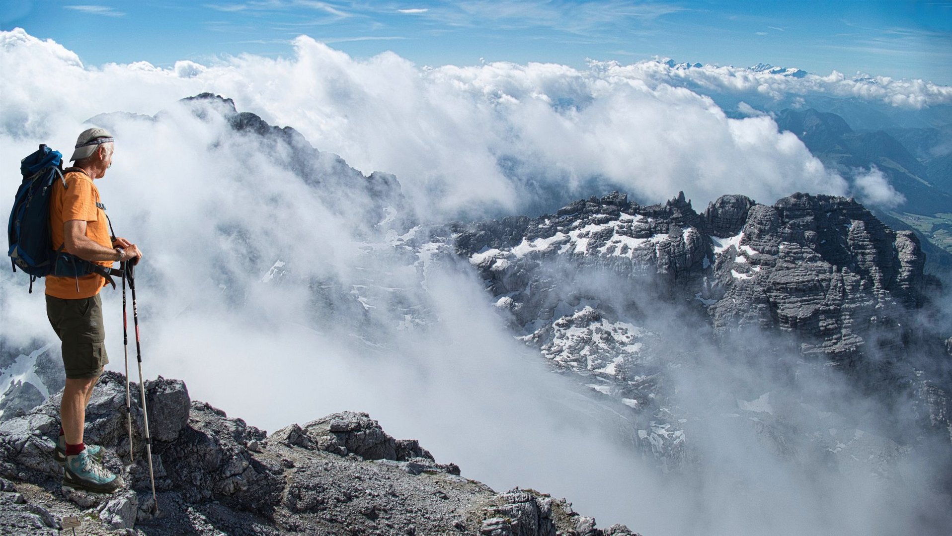 Nebelbänke über den Loferer Steinberge, im Hintergrund die Hohen Tauern