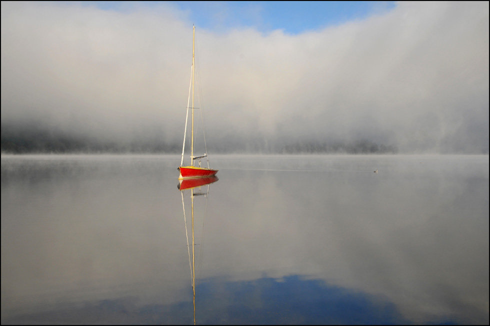 nebelbank über dem see