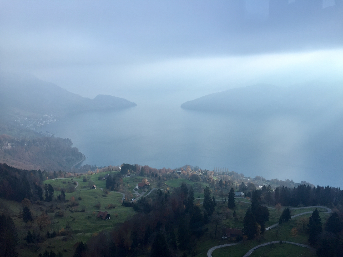 Nebeldunst über dem Vierwaldstättersee ...