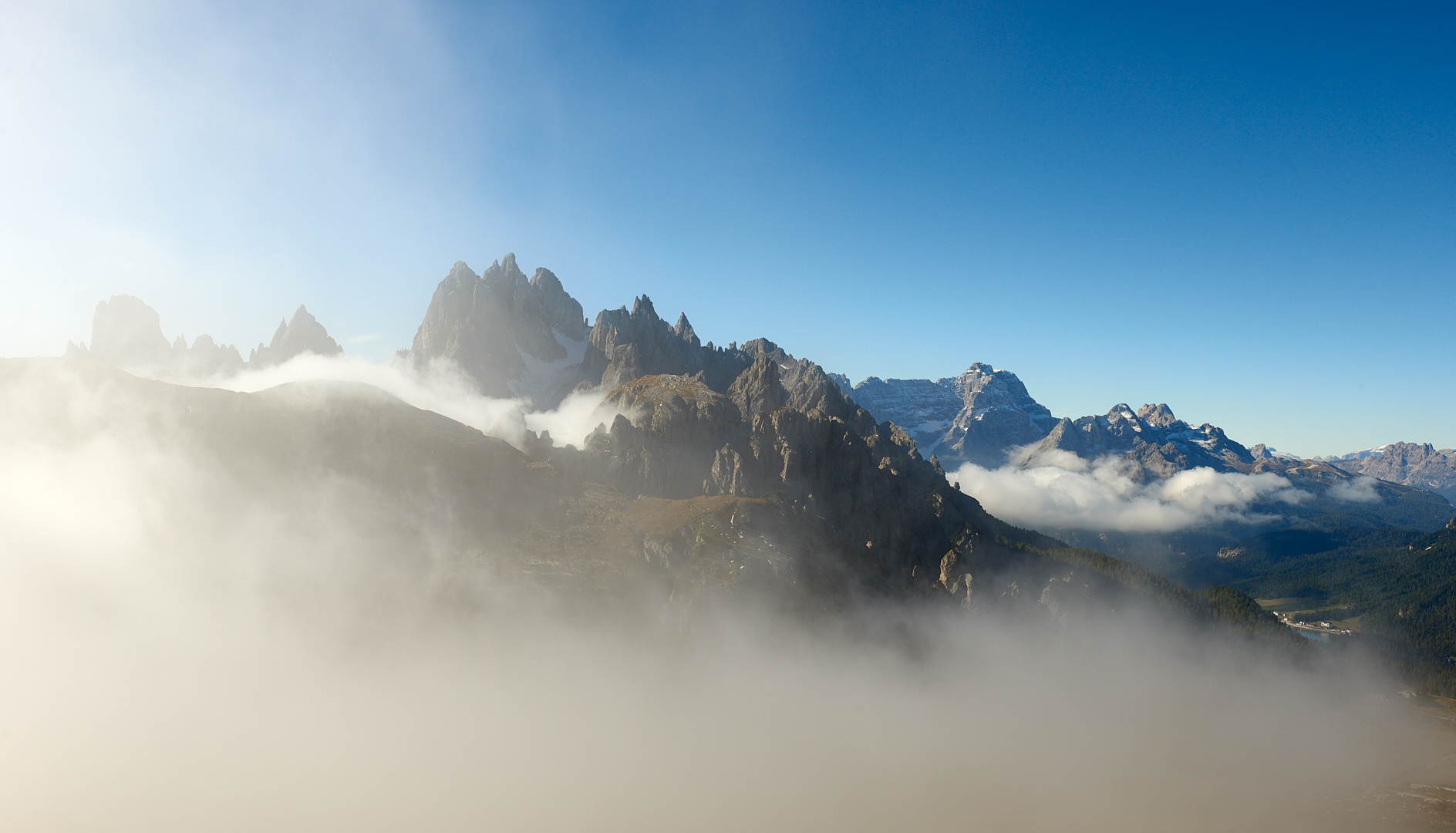 Nebeldurchblick auf die Cadini Gruppe, bei klarem Wetter auf 2320 m an der Auronzohütte angekommen..