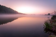 Nebeliger Sonnenaufgang