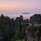 Nebeliger Sonnenaufgang an der Basteibrücke