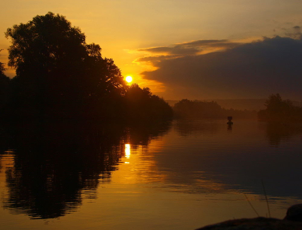 nebeliger Sonnenaufgang über dem Rhein-Main-Donau