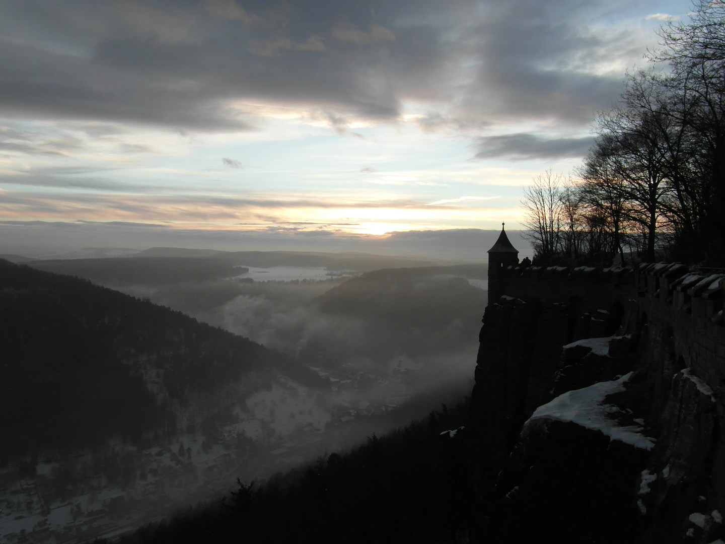 Nebeliger Sonnenuntergang im Winter