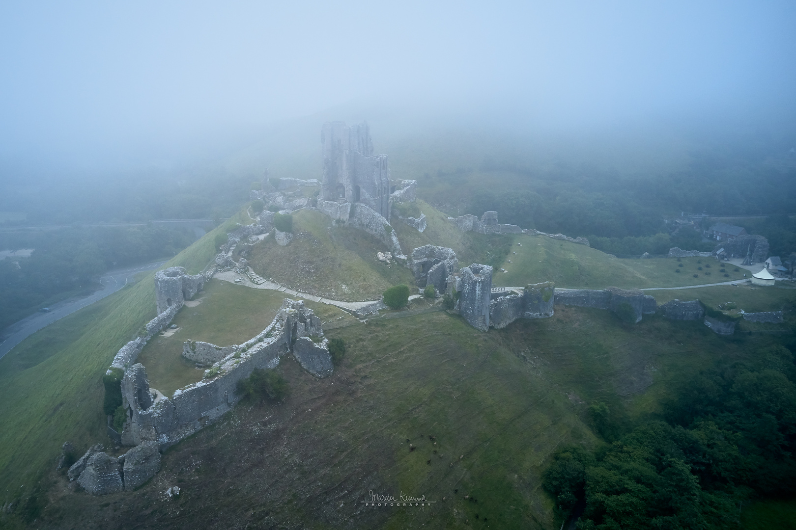 Nebeliges Corfe Castle