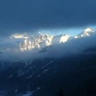 Nebelloch mit Sonneneinstrahlung auf Bergspitze