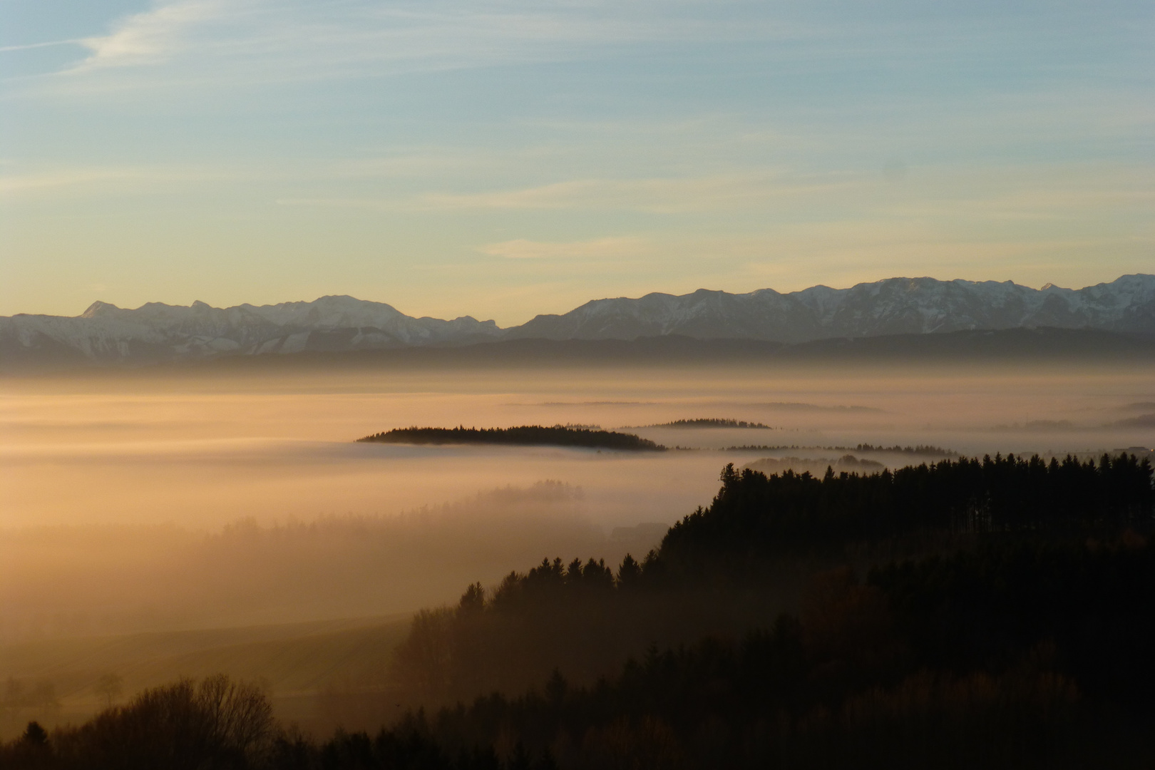 Nebelmeer lichtdurchflutet