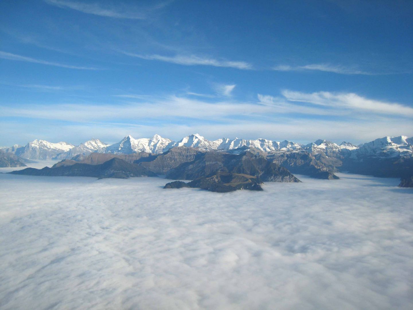 Nebelmeer Okt. unterhalb Niesen Berg, Hintergrund  EIGER, MÖNCH UND JUNGFRAU (was denn sonst...)