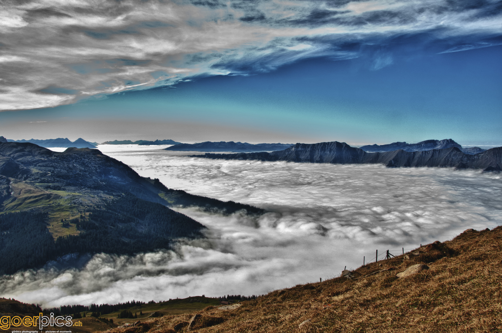 Nebelmeer über dem Brienzersee (in HDR)