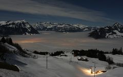 Nebelmeer über Schwyz bei Vollmond