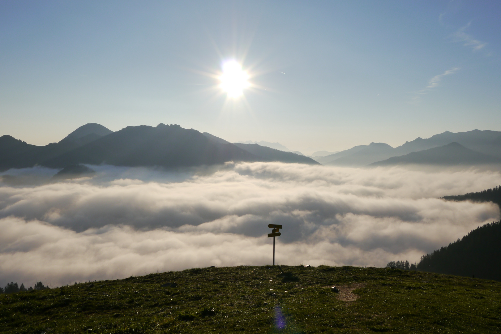 Nebelmeer zwischen den Bergen