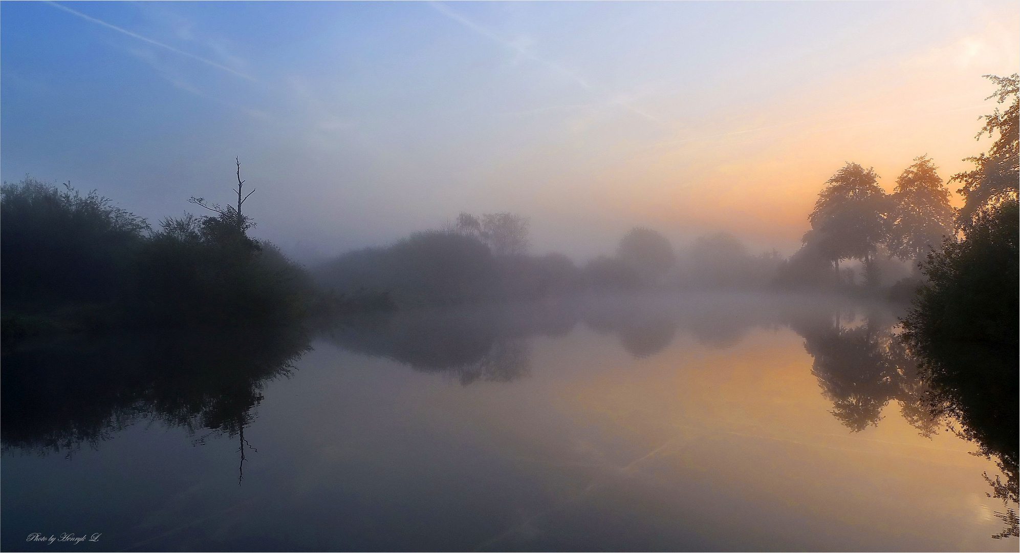 Nebelmorgen mit Spiegelung