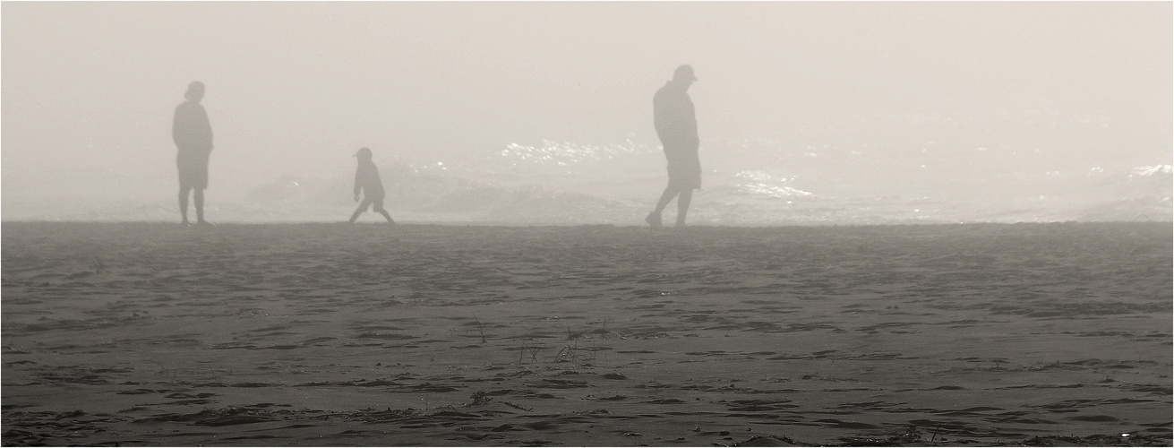 NEBELSCHATTEN AM STRAND