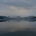 Nebelschwaden am Abend ueber dem Fjord